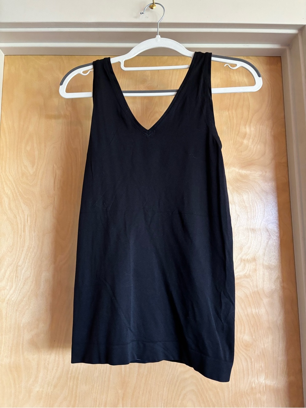 White House Black Market Black Seamless V-Neck Tank Cami S